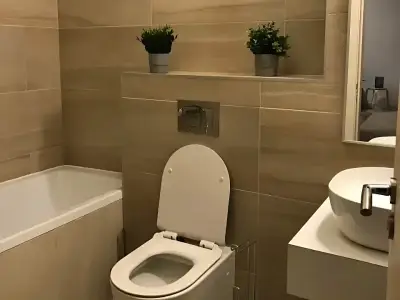 Baie apartament vanzare Sector 1 Bucuresti cu cada amenajata